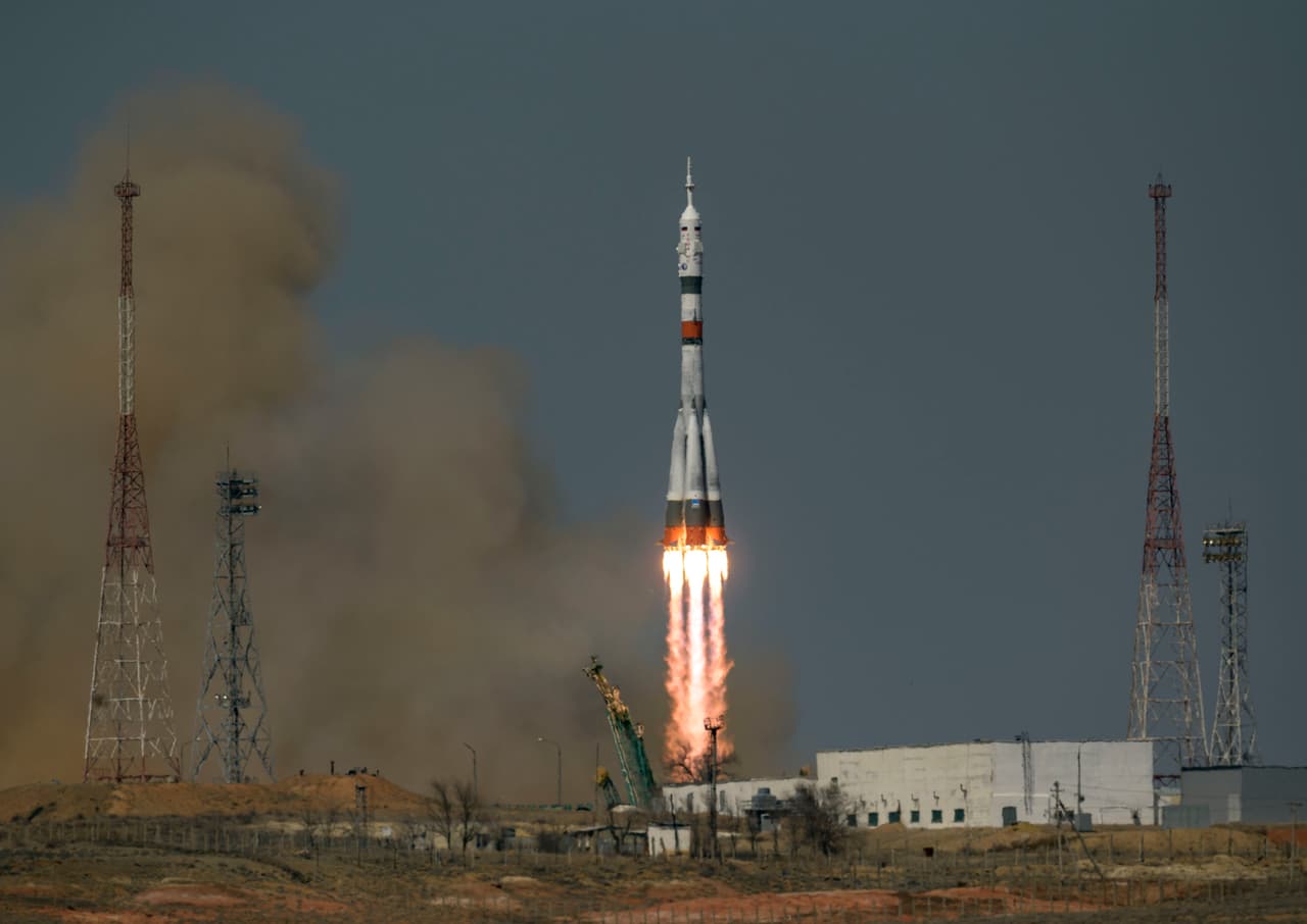 El cohete Soyuz se alejó de la gravedad de la Tierra a las 7:42 am de este viernes desde el cosmódromo ruso de Baikonur (Kazajistán). El Soyuz MS-18 envía al 
<b>astroanuta estadounidense de la <a href="https://www.univision.com/temas/nasa">NASA</a> Mark Vande Hei y a los cosmonautas rusos Pyotr Dubrov y Oleg Novitskiy</b> a la Estación Espacial Internacional.