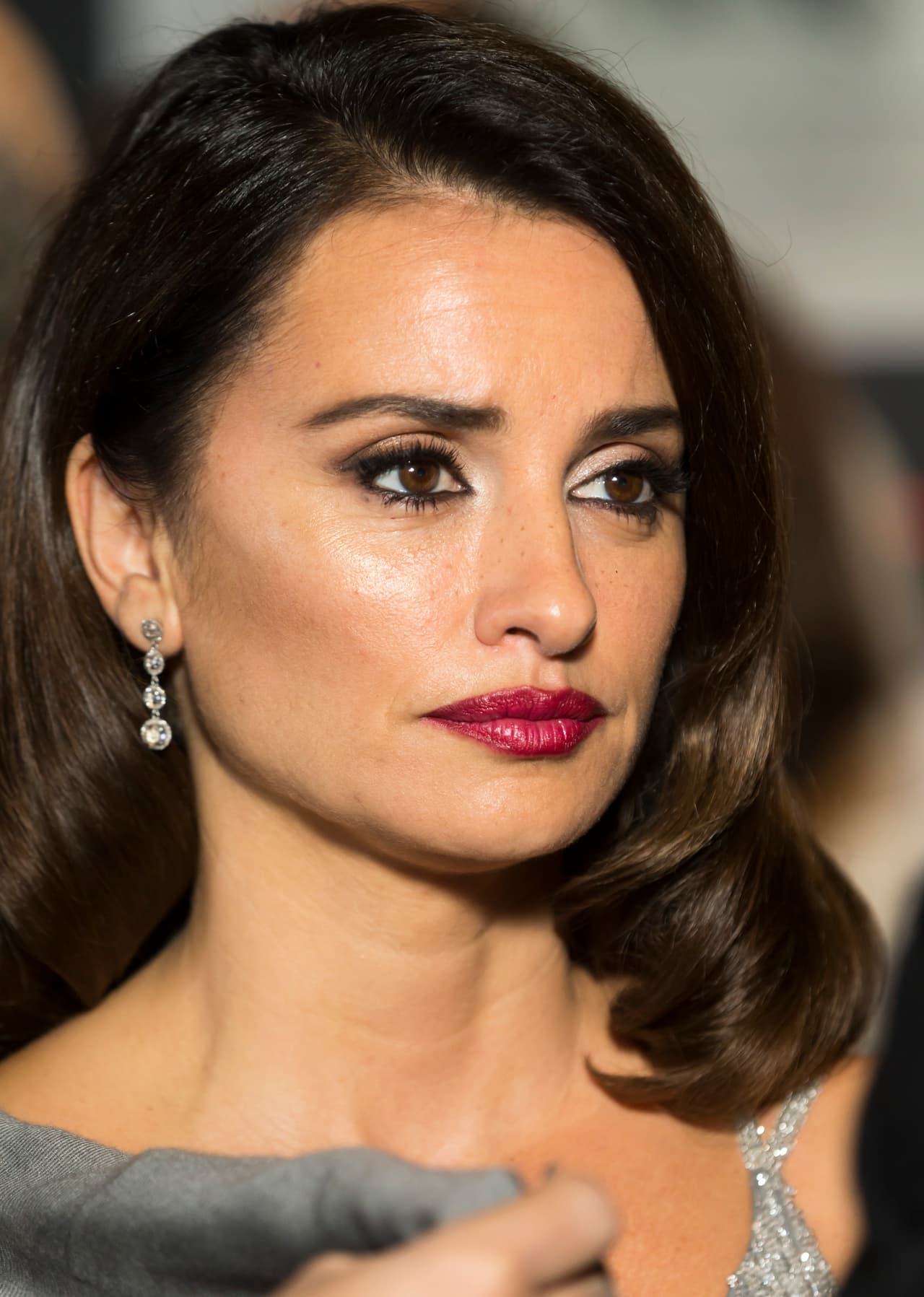 Con lindas joyas y labial rojo, lucía espectacular.