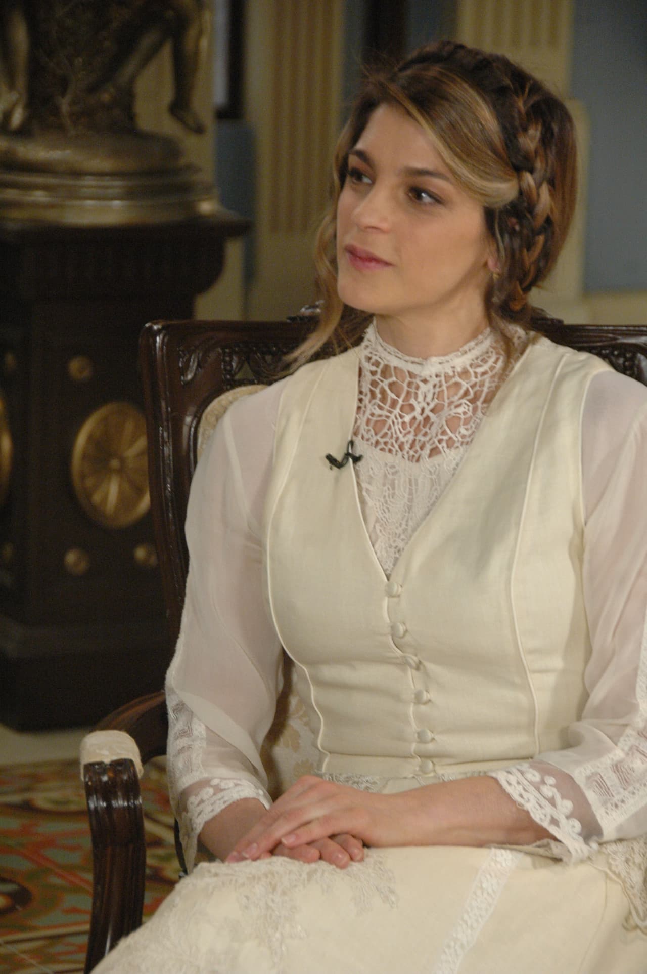 Isabel se enamora de un hombre que no es de su clase social.