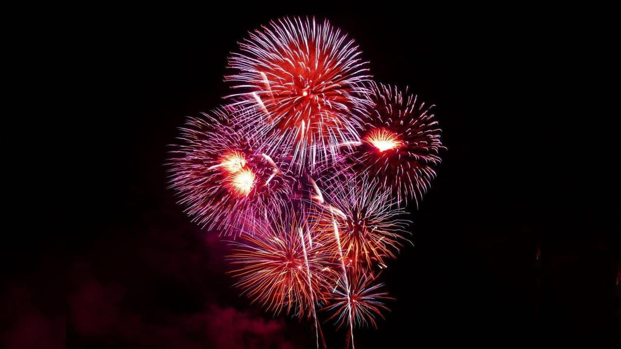 <h2 class="cms-H2-H2"><b>Katy 4 of July Freedom Celebration</b></h2>
<br>
<b>Dirección:</b> Gateway Church Houston - 
<a href="https://www.google.com/maps/place/25024+Katy+Mills+Dr,+Katy,+TX+77494/@29.7811562,-95.8049599,18.37z/data=!4m6!3m5!1s0x864126977b674e15:0x1a259acc0baf158c!8m2!3d29.7810175!4d-95.8032495!16s%2Fg%2F11c3q3fy9r?entry=ttu" target="_blank">25024 Katy Mills Dr. </a>| Katy Mills Mall - 
<a href="https://www.google.com/maps/place/5000+Katy+Mills+Cir,+Katy,+TX+77494/@29.7755265,-95.8119203,17z/data=!3m1!4b1!4m6!3m5!1s0x864126a1fd67f37d:0xfbffc764fbdae155!8m2!3d29.7755219!4d-95.8093454!16s%2Fg%2F11bw3f67mb?entry=ttu" target="_blank">5000 Katy Mills Cir., Katy.</a>
<br>
<b>Fecha y hora:</b> Martes 4 de julio a las 9 pm.
<br>
<b>Precio de Entrada:</b> Gratis
<br>
<br>
<b>Habrá actividades a partir de las 6 pm en la iglesia Gateway y los fuegos pirotécnicos inician a las 9 pm.</b>
<br>
<br>
<i>El parque acuático <b>Typhoon de Katy y la ciudad de Katy organizan el evento de fuegos artificiales. </b>Los clientes de este parque pueden disfrutar de actividades durante el día y luego ver el espectáculo a las 9 pm. Deben pagar el costo de entrada al parque o tener el pase de temporada.</i>