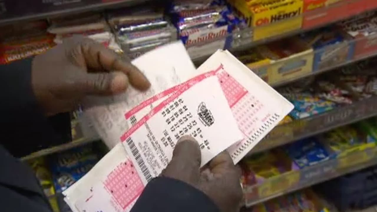 El boleto ganador fue adquirido en un Walmart ubicado en la cuadra
<b><a href="https://www.google.com/maps/place/8200+Barker+Cypress+Rd,+Houston,+TX+77095/data=!4m2!3m1!1s0x8640d6fe465024a1:0x57f3eb1812cb07c6?sa=X&ved=2ahUKEwjy3_yY7Y30AhV1tDEKHSOPCFEQ8gF6BAgOEAE" target="_blank">8200 de Baker Cypress Road</a></b>, en Cypress.