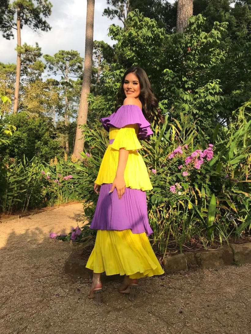 Elizabeth, 23 años, México. Es modelo de profesión, ama escribir y editar videos.