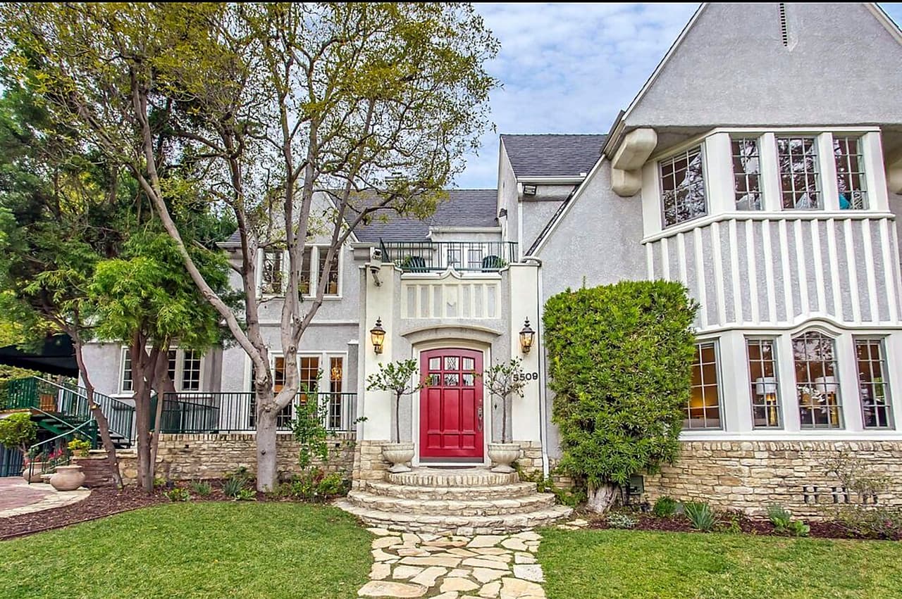 Aunque en un principio pedía 
<b>5.75 millones de dólares</b>, a falta de compradores 
<b>bajó el precio a 4.9 millones</b>.
<br>