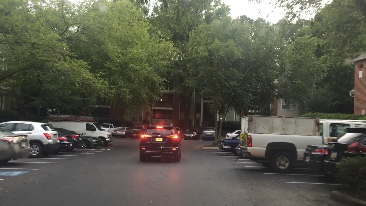 Las comunidades inmigrantes de Georgia vivieron entre los rumores y el miedo el inicio de lo que según el gobierno federal serán varios días de operativos para poner bajo custodia y deportar a indocumentados. En horas de la tarde de este domingo, tanto grupos activistas como Inmigración no habían confirmado detenciones en la región. Al norte de Atlanta, más de 70 personas se reunieron desde muy temprano en la sede de la organización Alianza Latina de Georgia por los Derechos Humanos (GLAHR), desde donde se formaron una decena de grupos que salieron a verificar si agentes del Servicio de Inmigración y Control de Aduanas de los Estados Unidos (ICE) estaban en los vecindarios arrestando a personas.