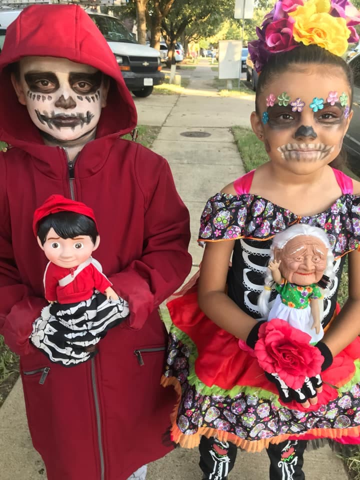 Miguel y Génesis se vistieron de Miguel personaje de la película de Coco y catrina, respectivamente.
<br>