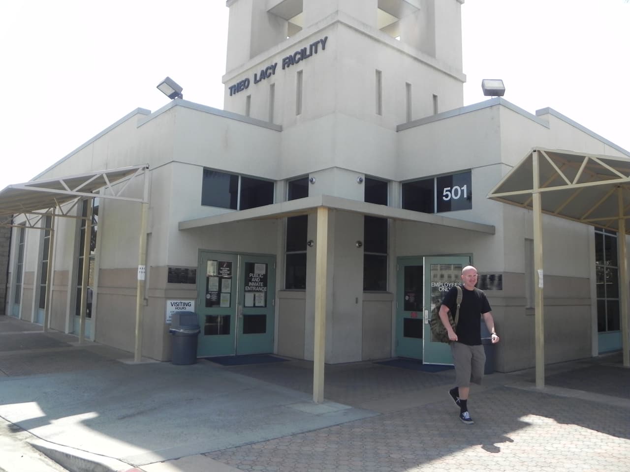 Menor guatemalteco baleado por pandilleros pasó casi un año en cárceles de ICE para adultos