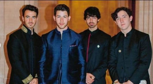 El vestuario utilizado por los hermanos Jonas para dicha ceremonia, también fue confeccionado por el mismo diseñador.