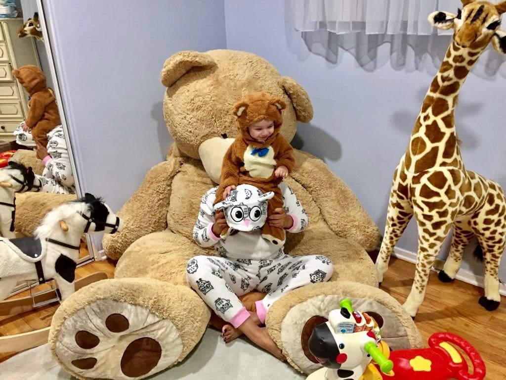 Así se divertien la locutora y su criatura.