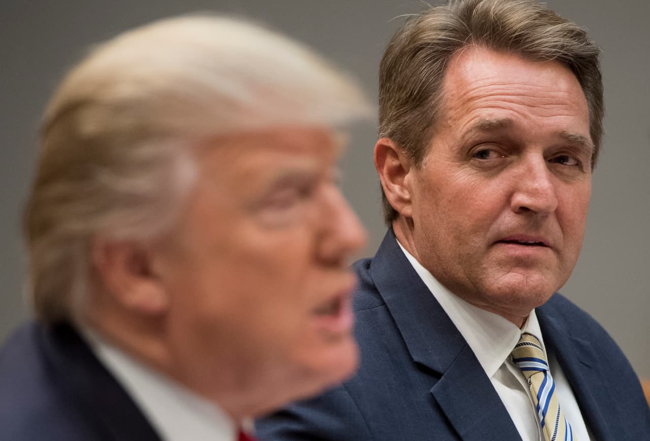 "Nuestra democracia no durará": el discurso del senador Jeff Flake que compara a Trump con Stalin