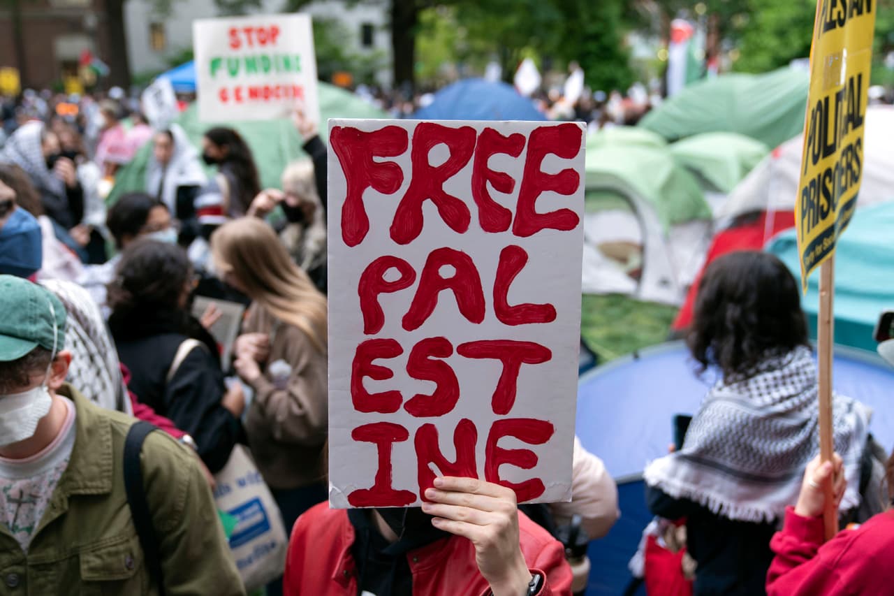 Según el periódico estudiantil The GW Hatchet, los alumnos piden a la escuela que no tenga tratos con empresas vinculadas con Israel, retire supuestos cargos contra los estudiantes pro palestinos y revele todas sus inversiones y donaciones.