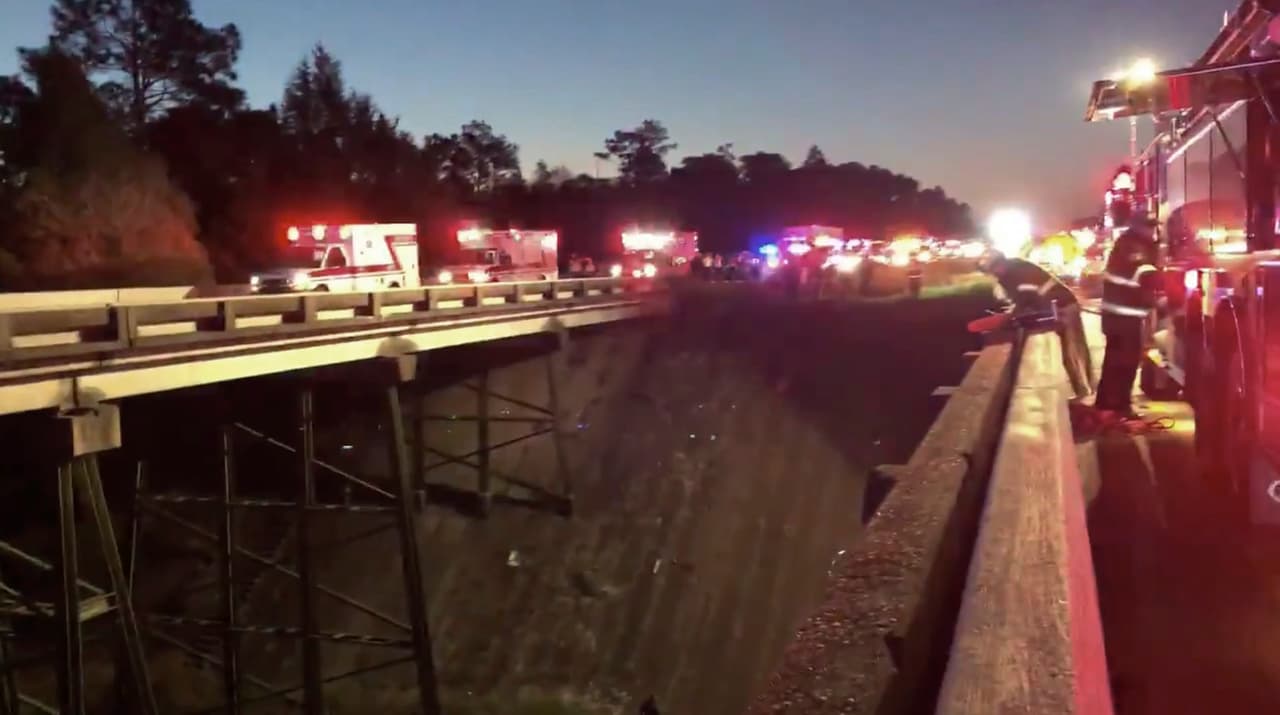 El accidente ocurrió alrededor de las 6:00 am. Reportes iniciales dan cuenta de que el autobús transportaba al menos a 52 personas.