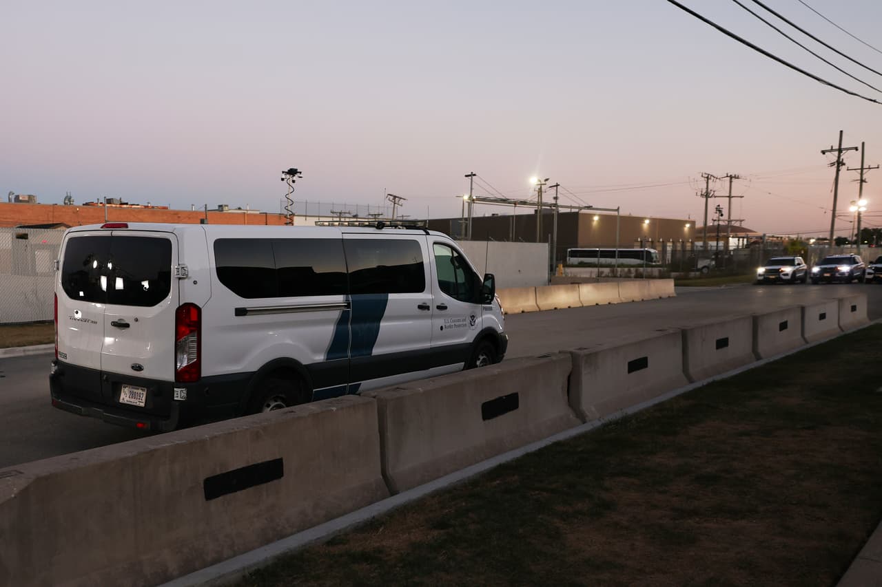 ICE plantea centros de detención móviles para migrantes en EEUU: qué son, dónde estarían y cómo funcionarían