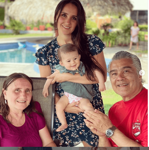 Para Dulce María la familia lo es todo. Sus padres han sido incondicionales: "Gracias por todo su amor, Dios los bendiga y les dé muchísimos años de vida para seguir compartiendo", les dijo en agosto al publicar esta instantánea.