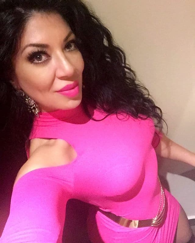 Un diseño ceñido al cuerpo que le queda espectacular a la cantante, ¿no lo crees?