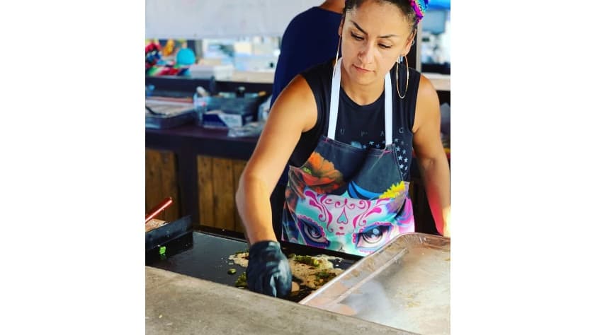 Lola Olivares en acción preparando sus tacos de carne asada.