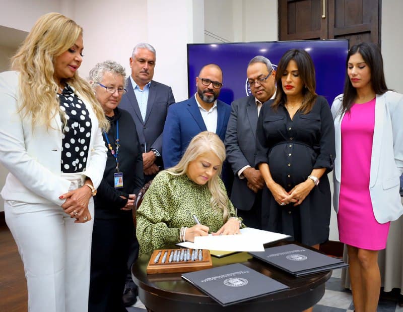 Gobernadora firma medidas en protección de la mujer