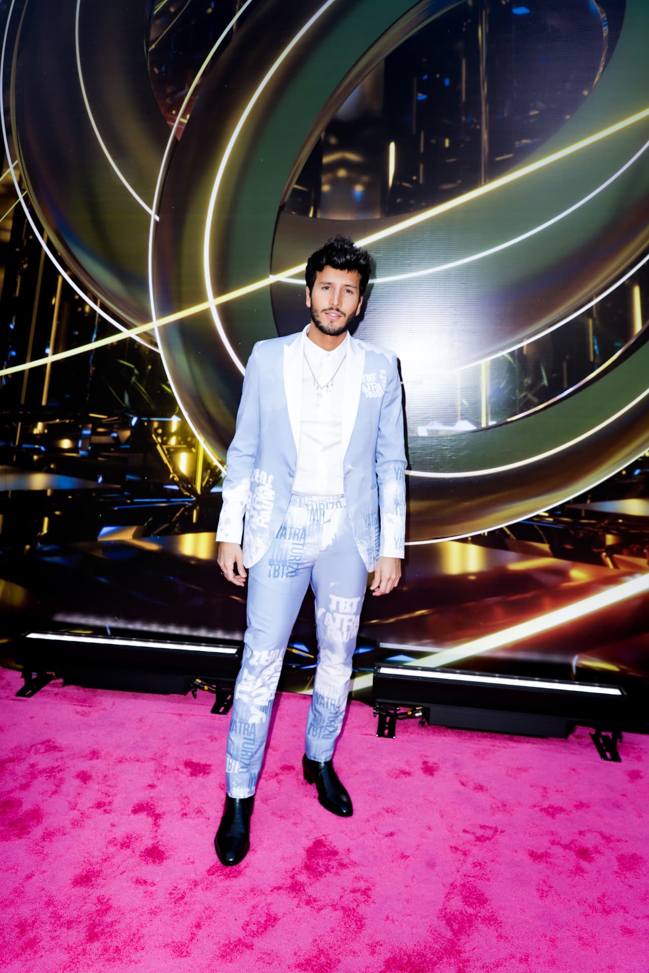 El colombiano 
<b>Sebastián Yatra</b>, con 10 nominaciones, dijo estar emocionado por el estreno de su nuevo sencillo 'TBT'. 
<br>