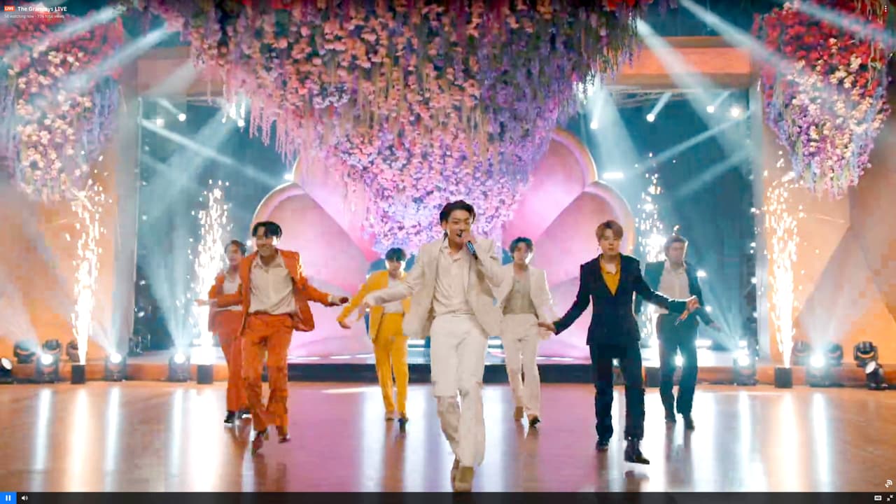 En los últimos años, BTS también ha dominado las redes sociales, creando 19 de los tweets más compartidos de todos los tiempos con una legión de fanáticos en todo el mundo que se hacen llamar BTS Army.