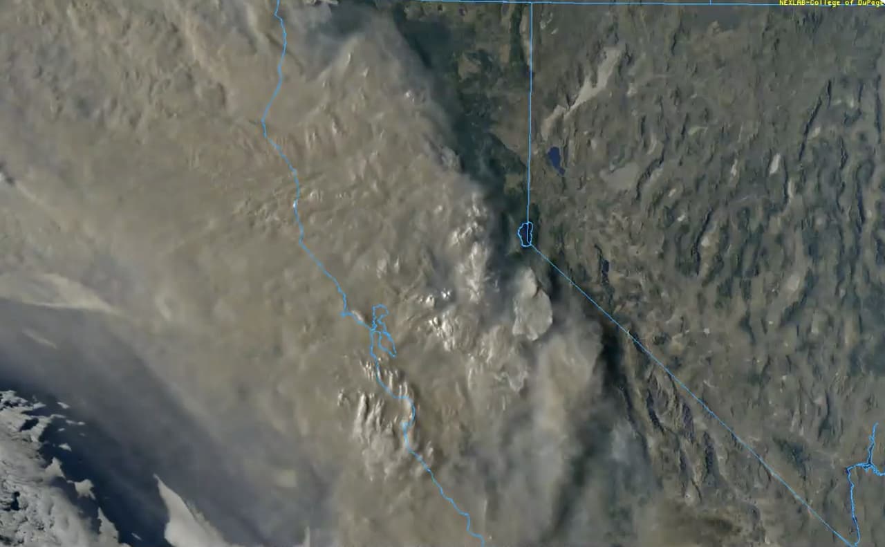 “Un fenómeno meteorológico que creo nunca haber visto antes. ¿Un ciclón de humo? Parece un remolino de baja presión sobre la costa norte, completamente rodeado por denso humo”, escribió en Twitter Daniel Swain, científico climático del Instituto de Sustentabilidad y Medio Ambiente de la Universidad de California en Los Ángeles.