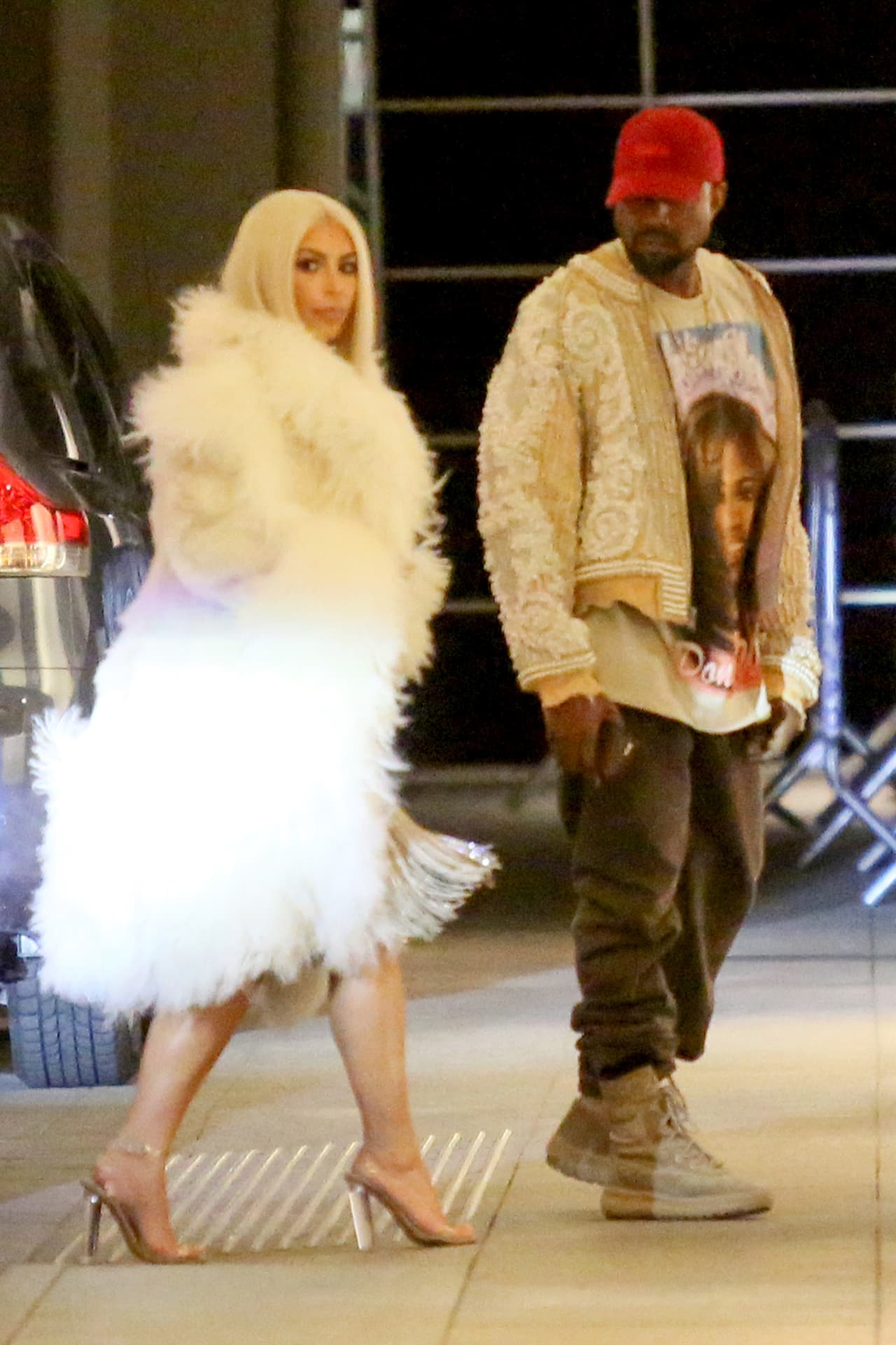 La chica usó un enorme abrigo blanco.