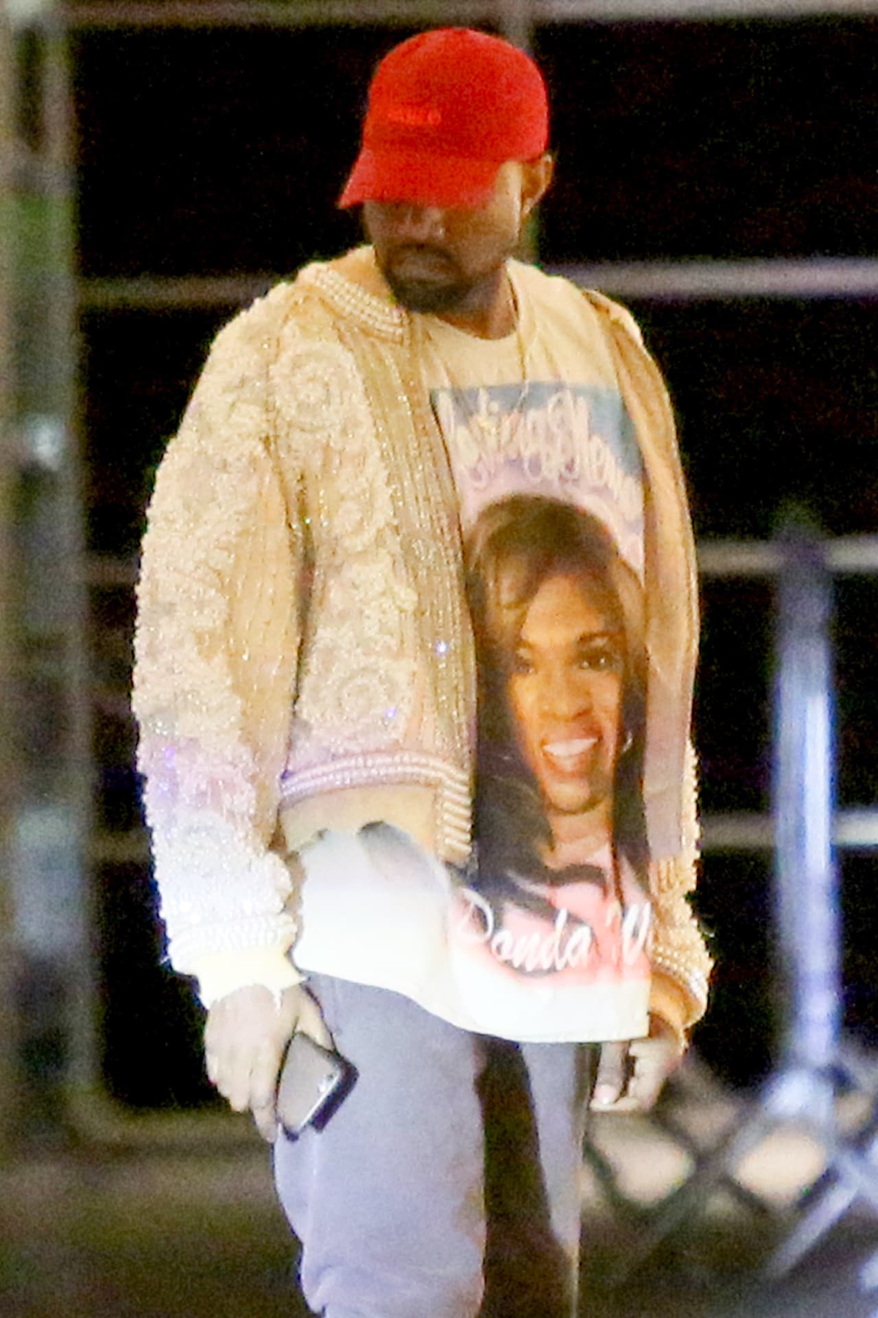 Él, por su lado, usó una playera con la imagen de su fallecida mamá.