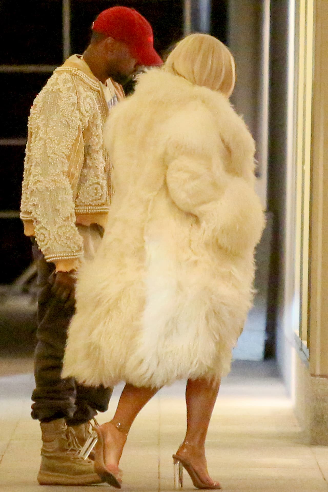 Kanye y Kim volvieron a su habitación en el hotel tras un día muy ocupado.