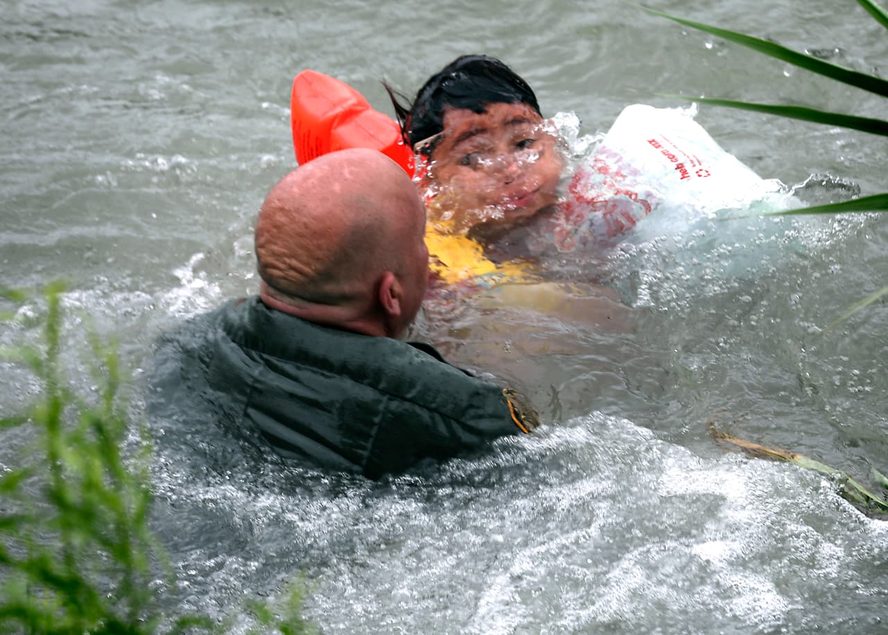 Las dramáticas imágenes de la Patrulla Fronteriza rescatando a un niño migrante de las aguas del Río Grande