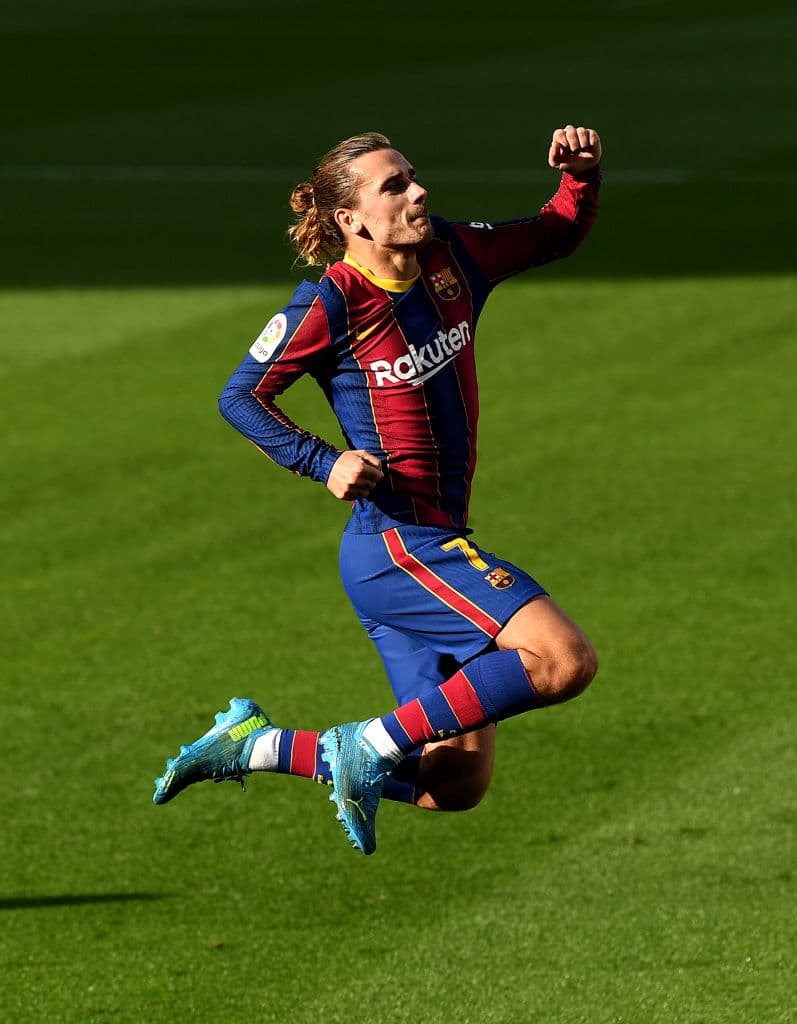 Barcelona golea a Osasuna 4-0 en el Camp Nou y Messi anota el último gol con dedicatoria a Diego Armando Maradona. Martín Braithwait abrió el marcador al minuto 29, le siguió Antoine Griezmann al 42 y el tercer tanto fue por parte de Coutinho, durante la Jornada 11 de La Liga.