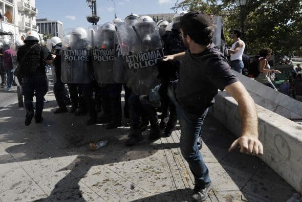 Los enfrentamientos se saldaron con nueve heridos, entre ellos un manifestante y tres agentes hospitalizados, y se detuvieron a 110 personas, informó la Policía.