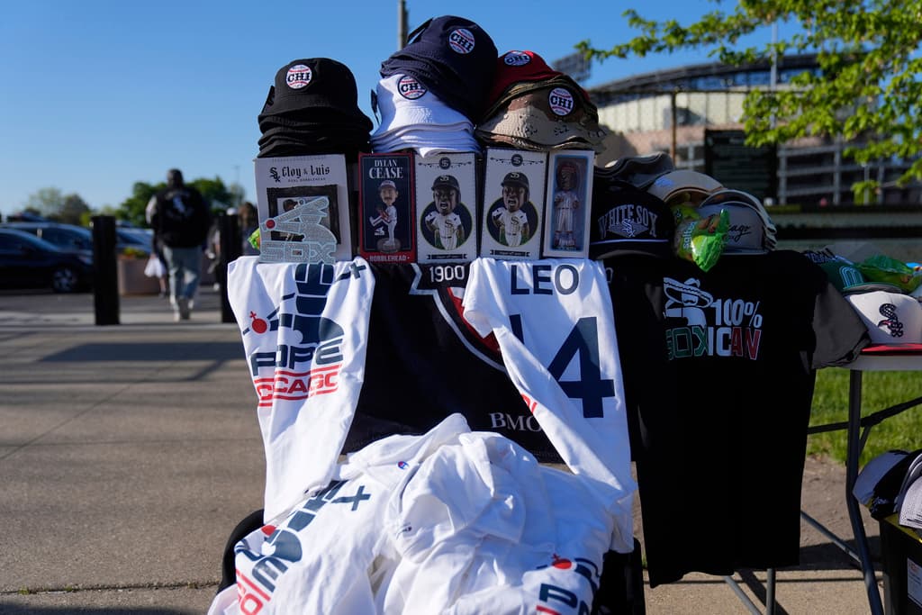 La elección del cardenal Robert Prevost como el primer papa estadounidense en la historia de la Iglesia católica desató una fiebre que se manifiesta en diversos espacios, no solo en las iglesias.
<br>
<br>Por ejemplo, en Chicago, como el hermano del hoy papa aclaró que su equipo favorito de béisbol es el de los Medias Blancas, ya hay playeras y jerseys no oficiales que lo relacionan con el equipo. Lo identifican como Leo y usa el número 14.
<br>
<br>Estaban en venta este sábado, a las afueras del estadio Rate Field, donde los Chicago White Sox (Medias Blancas) derrotaron 4-2 a los Marlins de Miami.
<br>
<br>El equipo favorito del papa le envió un jersey y una gorra al Vaticano.