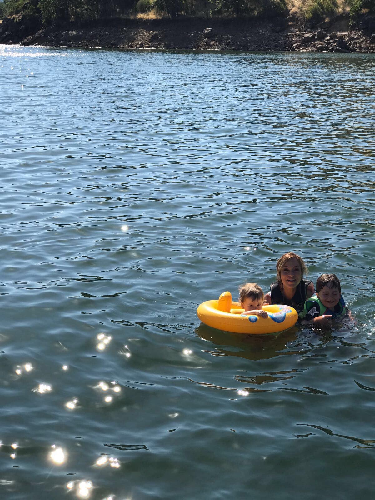 Bruce ama el agua, le encanta nadar y compartir sus aventuras con sus primos.