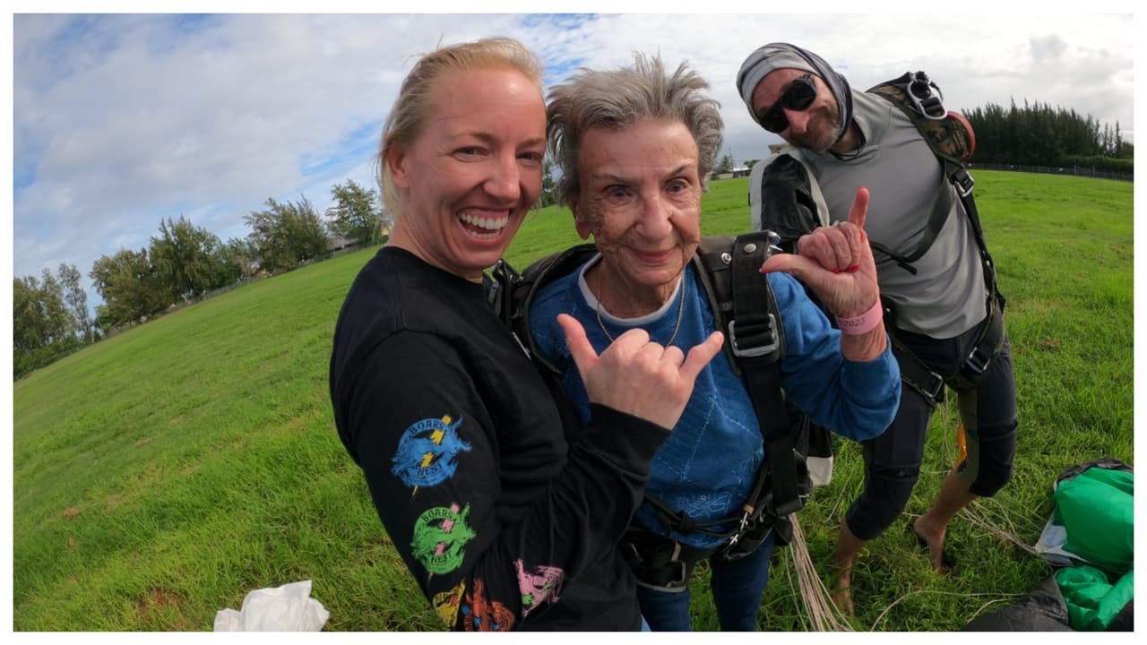 Esa actitud, asegura su nieta, hace que todos quieran estar con ella, pues 
<b>"siempre tiene algo divertido que decir... o hacer". </b>
<br>