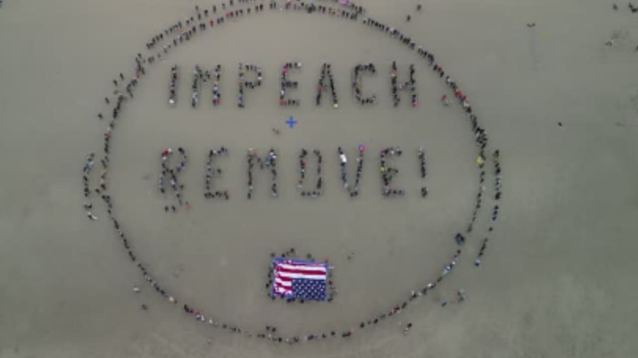 Juicio político y remoción. En San Francisco, manifestantes en contra de Donald Trump crearon un impresionante banner humano en la playa de Ocean Beach con el mensaje "¡Destituir y Remover!" como una fuerte protesta contra el presidente. Una acción simbólica que refleja el creciente descontento de muchos ciudadanos con su administración.