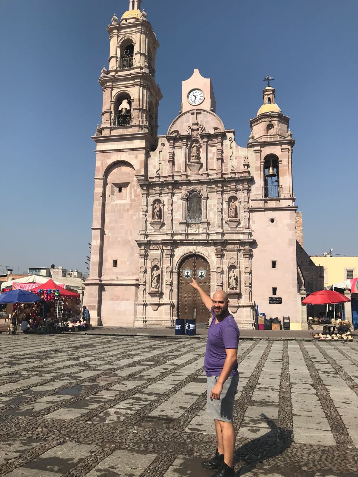 La celebración cuenta con diferentes atracciones, como palenques, corridas de toros, eventos artísticos y culturales, así como exposiciones ganaderas, durantes los más de 20 días que dura.