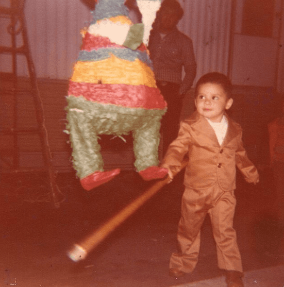 Este pequeño era tremendo de niño y lo sigue siendo de grande, ha ganado gran popularidad con sus corridos pesados, pero también por sus constantes escándalos en su vida personal. Recientemente tuvo un accidente en bicicleta que lo ha obligado a retirarse de los escenarios por un tiempo.
