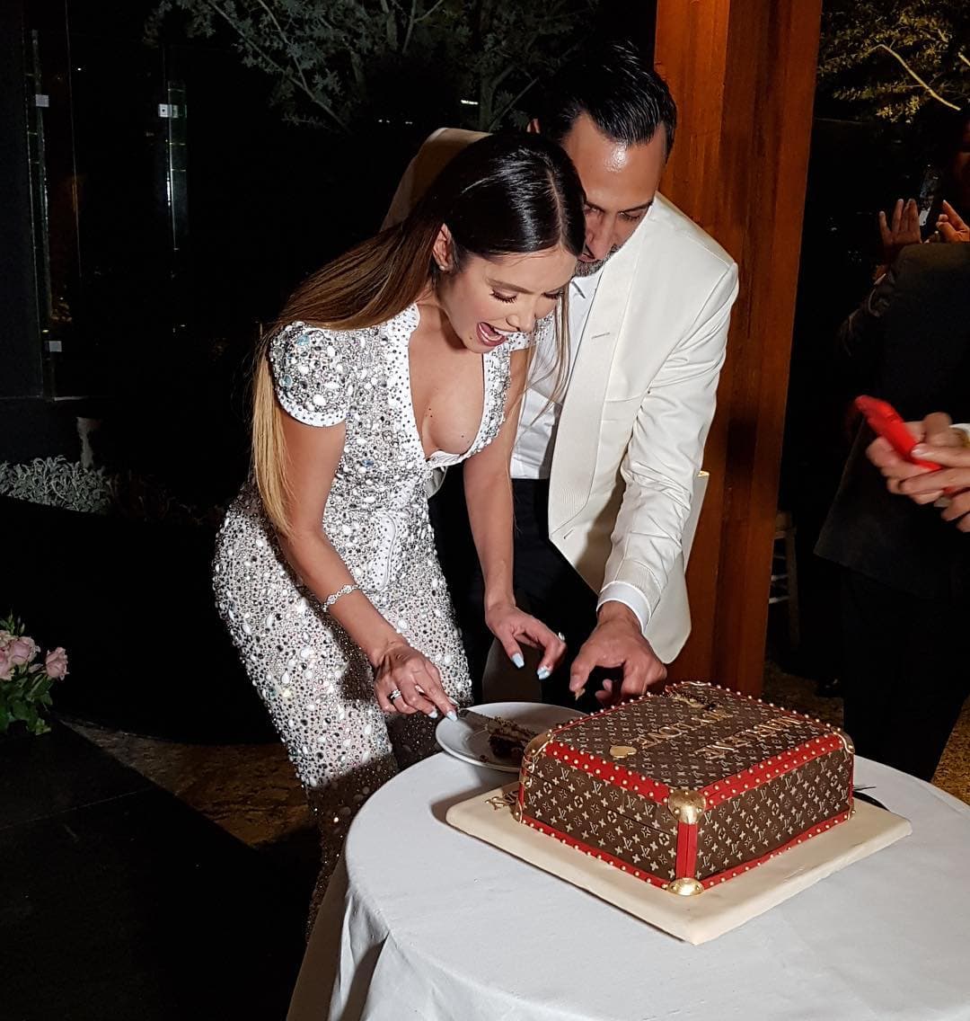 "Gracias infinitas por todo su amor!!!!! Ayer fue el cumpleaños más hermoso de mi vida, leí cada mensaje que me enviaron!!! Tengo los mejores fans del mundo mundial, tengo los amigos más auténticos, tengo los empleados más leales, tengo la familia más amorosa y mi prometido es el hombre más maravilloso del mundo y por si fuera poco mi pastel de revista. GRACIAS DIOS MÍO POR TANTO NO PUEDO SER MÁS BENDECIDA", escribió 
<b><a href="http://www.univision.com/temas/marlene-favela">Marlene</a></b> junto a esta imagen en la que aparece partiendo su pastel para celebrar esta nueva etapa en su vida.