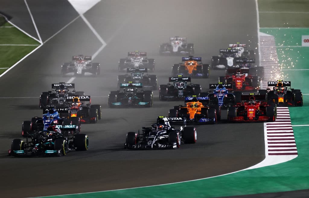 Lewis Hamilton y Mercedes Benz se llevan el Gran Premio de Qatar. El piloto británico logra superarlos y quedarse en la primera posición y por buen tiempo, seguido de Max Verstappen de Red Bull y, en esta ocasión, el español Fernando Alonso le rebató el tercer lugar a Sergio Pérez, quien se vio forzado a hacer doble parada y perder podio.