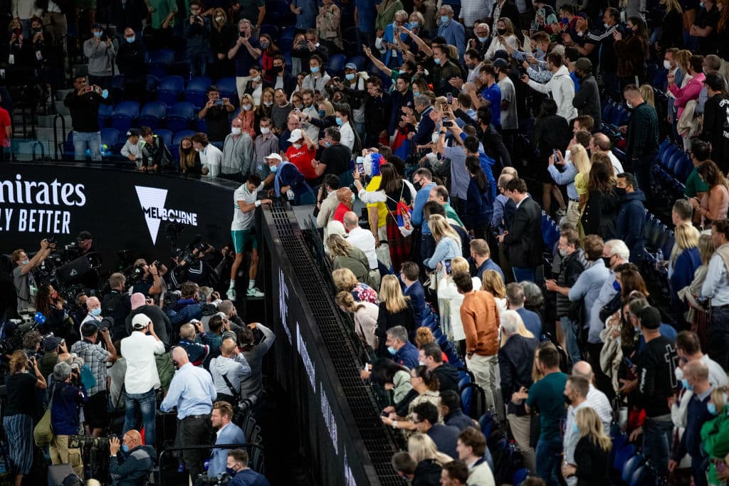 El serbio Novak Djokovic fulminó al ruso Daniil Medvedev al vencerle por 7-5, 6-2 y 6-2, en una final espectacular y demasiado corta, para levantar su noveno título del Australian Open y el tercero de forma consecutiva.