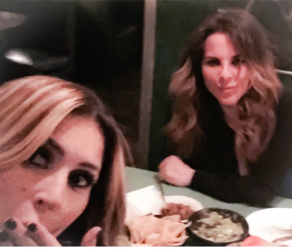 Más tarde la presentadora compartió esta foto en Twitter junto al mensaje: "Noche de chicas con mi amiga Kate del Castillo. Gracias por su apoyo y discreción. ¿Pueden adivinar en dónde estamos?".
