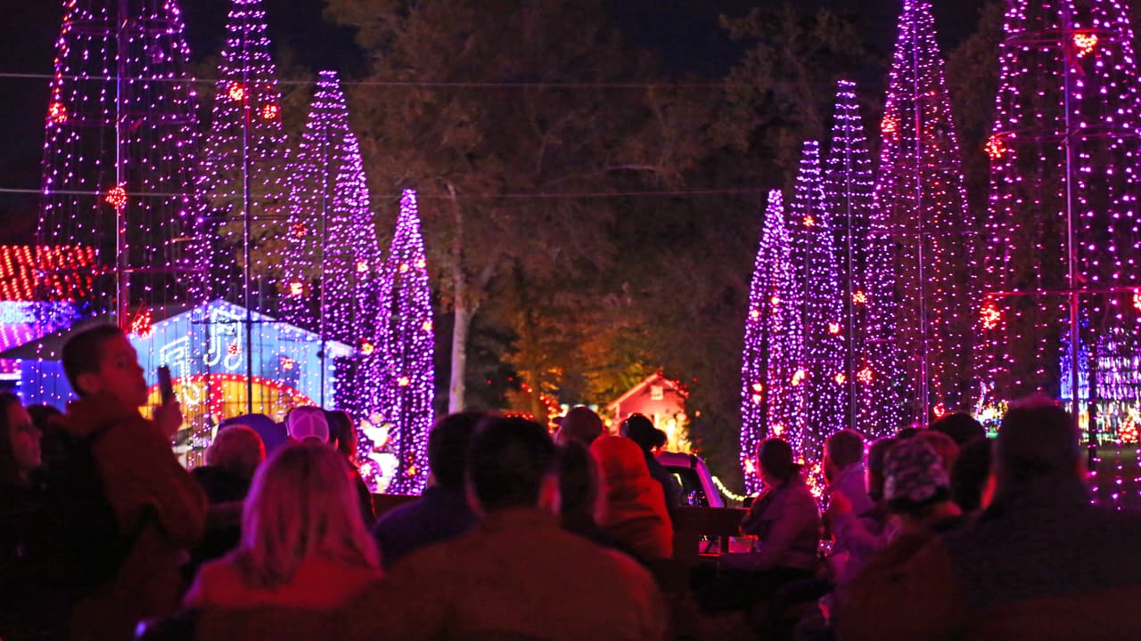 En el recorrido de las luces, los visitantes pueden apreciar más de una milla de escenas navideñas al aire libre, elaboradas de forma exquisita, en las que brillan más de 3 millones de bombillas.