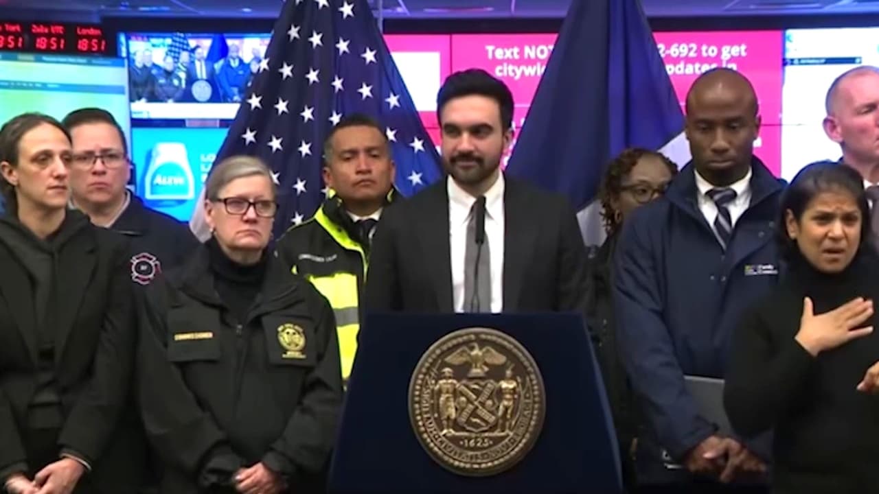 Critican al alcalde Mamdani tras agresión con bolas de nieve a oficiales del NYPD