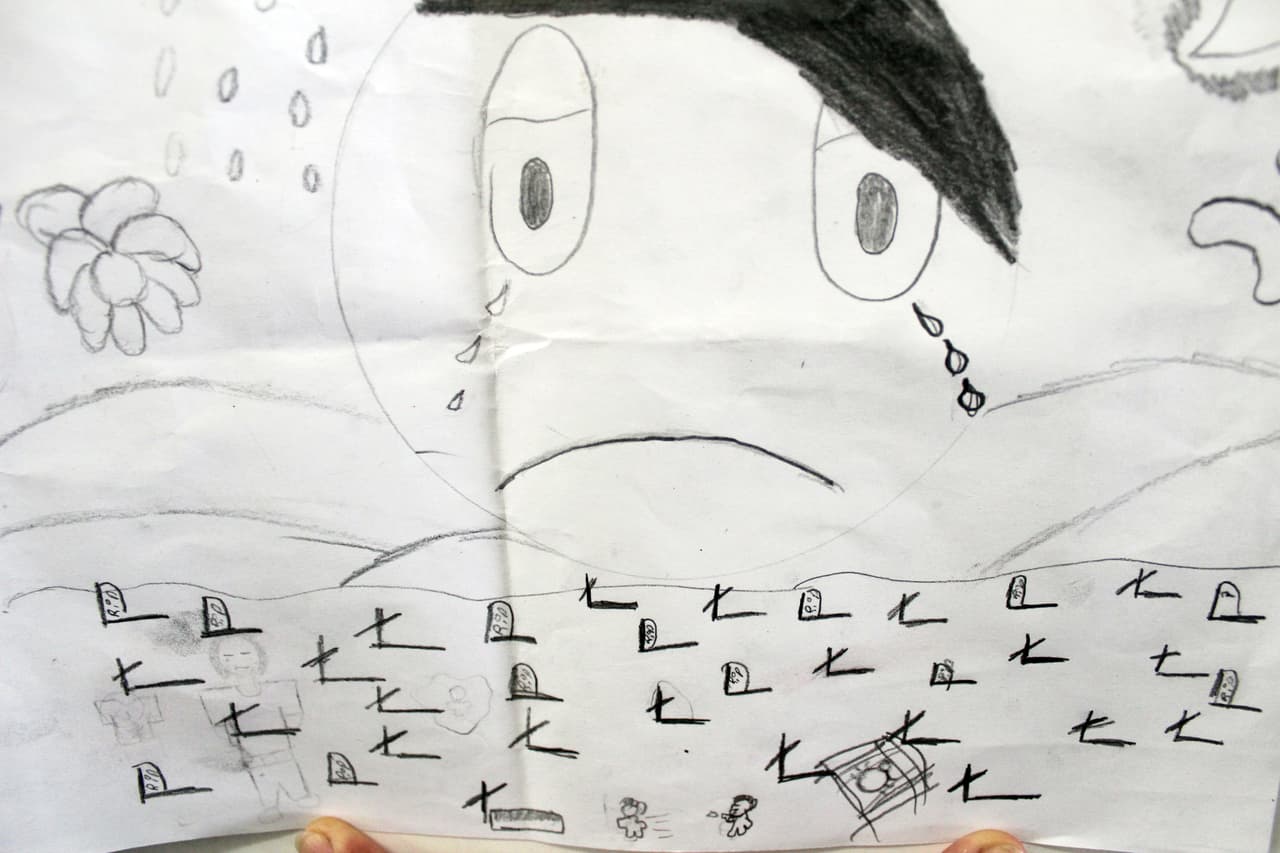 <b>Un rostro llora sobre un cementerio. </b>Según la institución, los dibujos de los estudiantes de secundaria son solo un reflejo de las consecuencias humanitarias que provoca la violencia en una de las poblaciones más vulnerables de la sociedad.