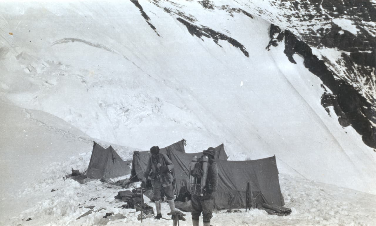 Mallory e Irvine abandonan el Collado Norte para la última ascensión. Famosa última imagen tomada de George Mallory (izquierda) y Sandy Irvine saliendo hacia el Collado Norte del Everest. (Foto de Noel E. Odell/Royal Geographical Society vía Getty Images)