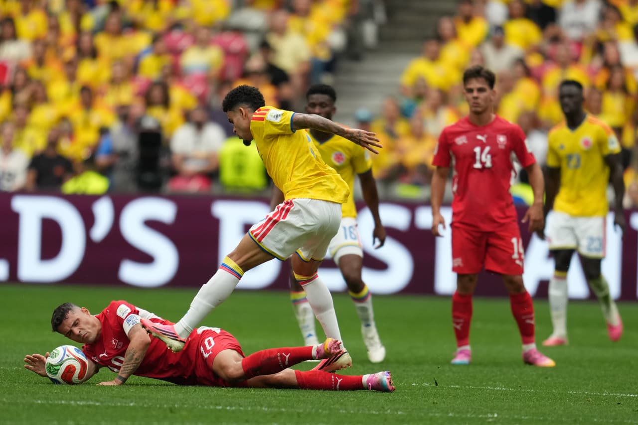 El suizo Granit Xhaka (10) y el colombiano Luis Díaz (7) durante el partido de octavos de final de la Copa del Mundo entre Suiza y Colombia en Vancouver, Columbia Británica, el martes 7 de julio de 2026.