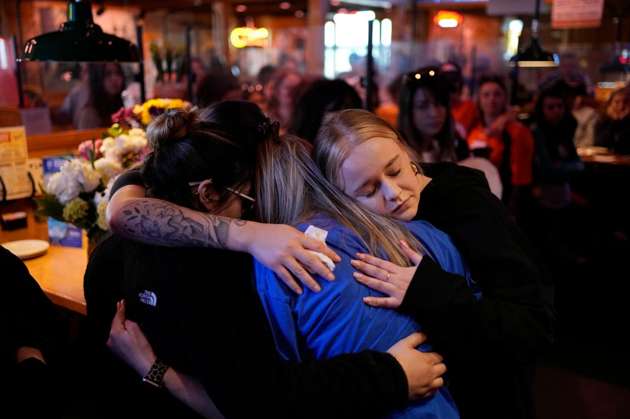 Familiares y amigos de Jackson hicieron un memorial en el restaurante 
<b>Texas Roadhouse</b> donde él trabajaba.