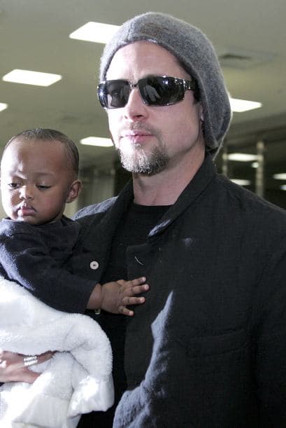 La bomba no tardó en estallar, en diciembre de 2005 Pitt adoptó a los dos hijos de Angelina, Zahara y Maddox.