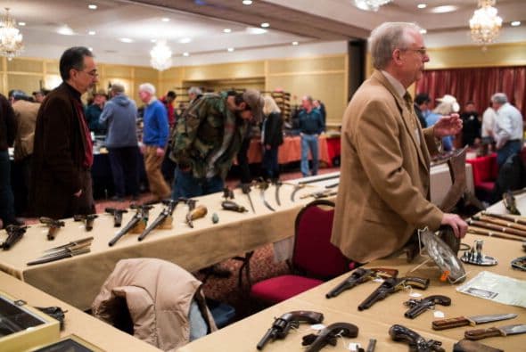 Armas de Fuego, municiones y explosivos- Las empresas que fabrican, tratan o importan armas de fuego, municiones y explosivos deben cumplir con los requisitos de licencia de la Ley de Control de Armas.