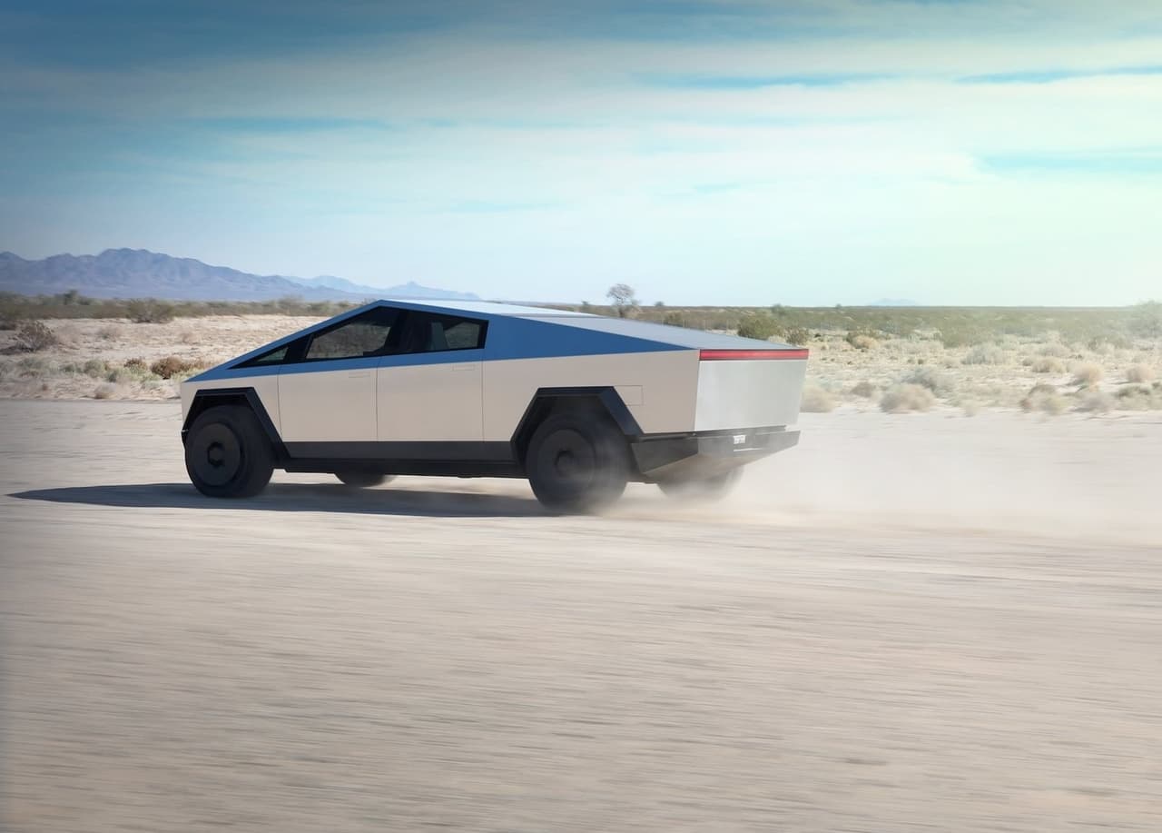 Pero, ¿cómo se compara con la Tesla Cybertruck? Hasta ahora, la camioneta eléctrica más controversial de todas, pues su fabricante incluso la considera mejor que la Ford F-150 y más rápida que un Porsche 911.