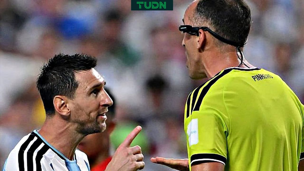 En fuerte cruce, Messi explota contra árbitro central y le exige respeto