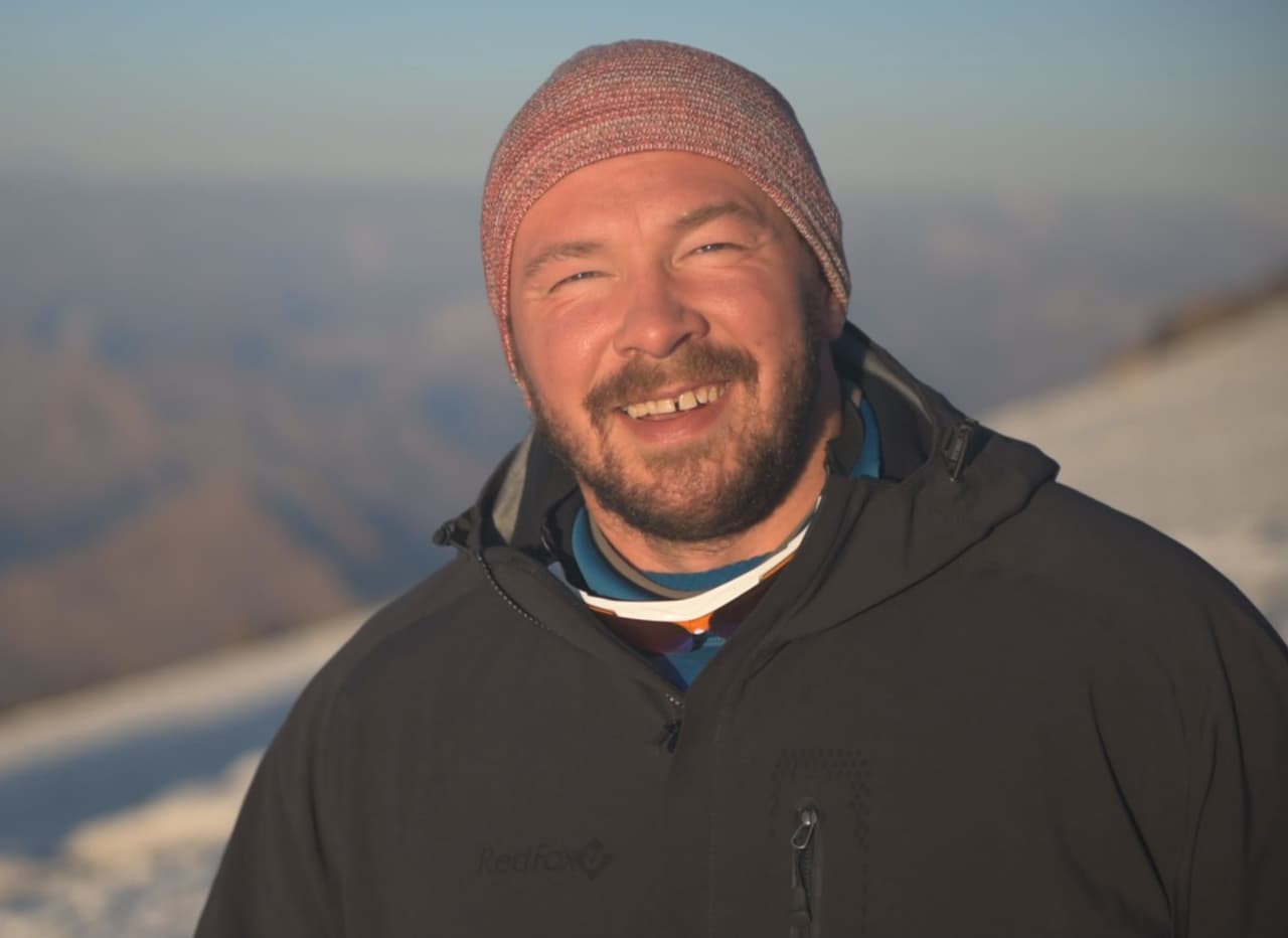 Su nombre es Andrew Ródichev y rompió un récord mundial.